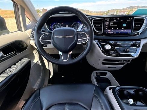 Used 2023 Chrysler Pacifica Touring-L FWD image 8