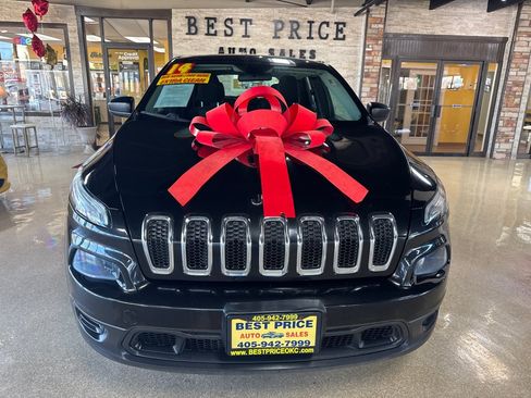 Used 2014 Jeep Cherokee Sport w/ Cold Weather Group AWD/4WD image 2