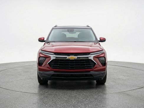Used 2025 Chevrolet TrailBlazer LT image 2