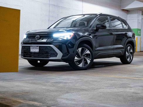 New 2025 Volkswagen Taos SE image 1
