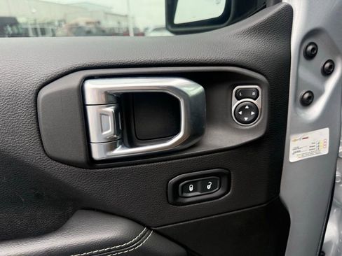 Used 2023 Jeep Gladiator Rubicon w/ Cold Weather Group image 17