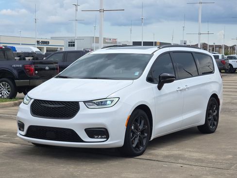 Used 2024 Chrysler Pacifica Limited w/ Uconnect Theater Family Group FWD image 10