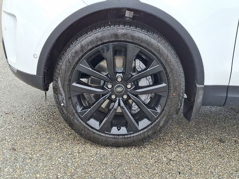 New 2026 Land Rover Discovery S image 2