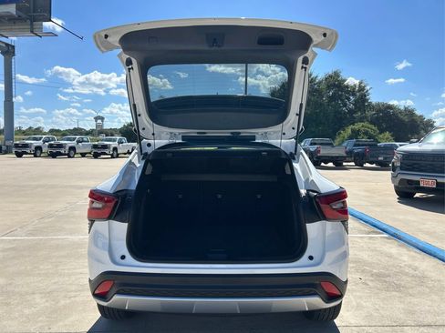 Used 2025 Chevrolet Trax LT w/ LT Convenience Package FWD image 12