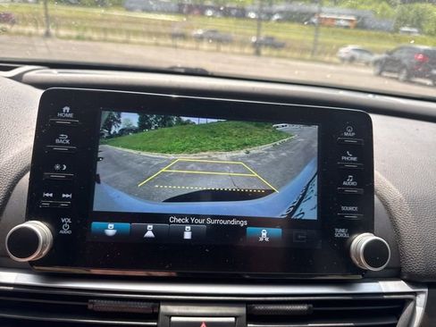 Used 2018 Honda Accord Touring image 19