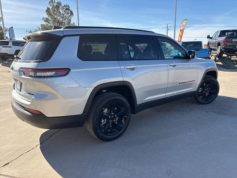 New 2025 Jeep Grand Cherokee L Limited w/ Black Appearance Package AWD/4WD image 5