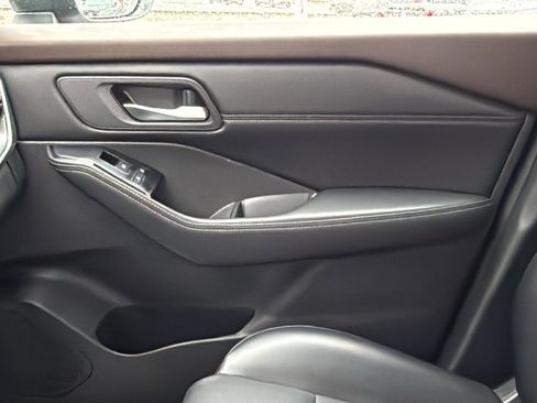 Certified 2022 Nissan Rogue SV w/ SV Premium Package image 18