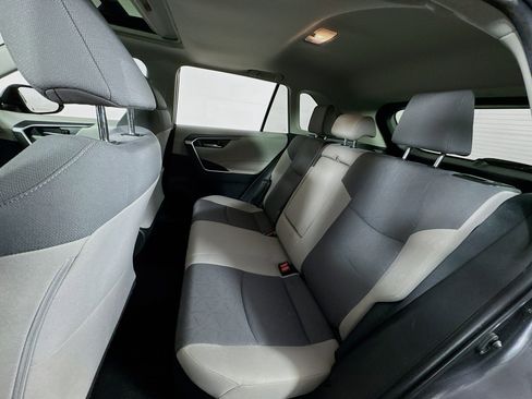 Used 2021 Toyota RAV4 XLE w/ Convenience Package image 18