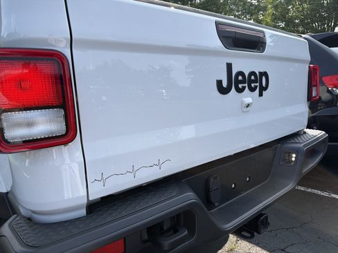 Used 2023 Jeep Gladiator Sport AWD/4WD image 9