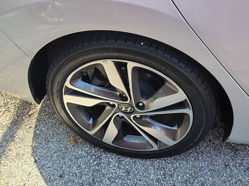 Used 2015 Hyundai Elantra Limited w/ Option Group 05 FWD image 15