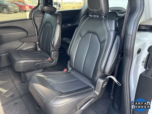Used 2025 Chrysler Pacifica Select image 47