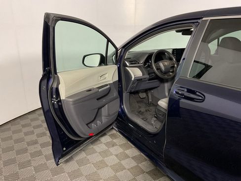 Used 2023 Toyota Sienna LE AWD/4WD image 16