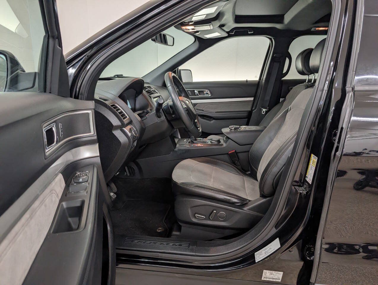 Used 2017 Ford Explorer XLT w/ XLT Technology Feature Bundle AWD/4WD image 7
