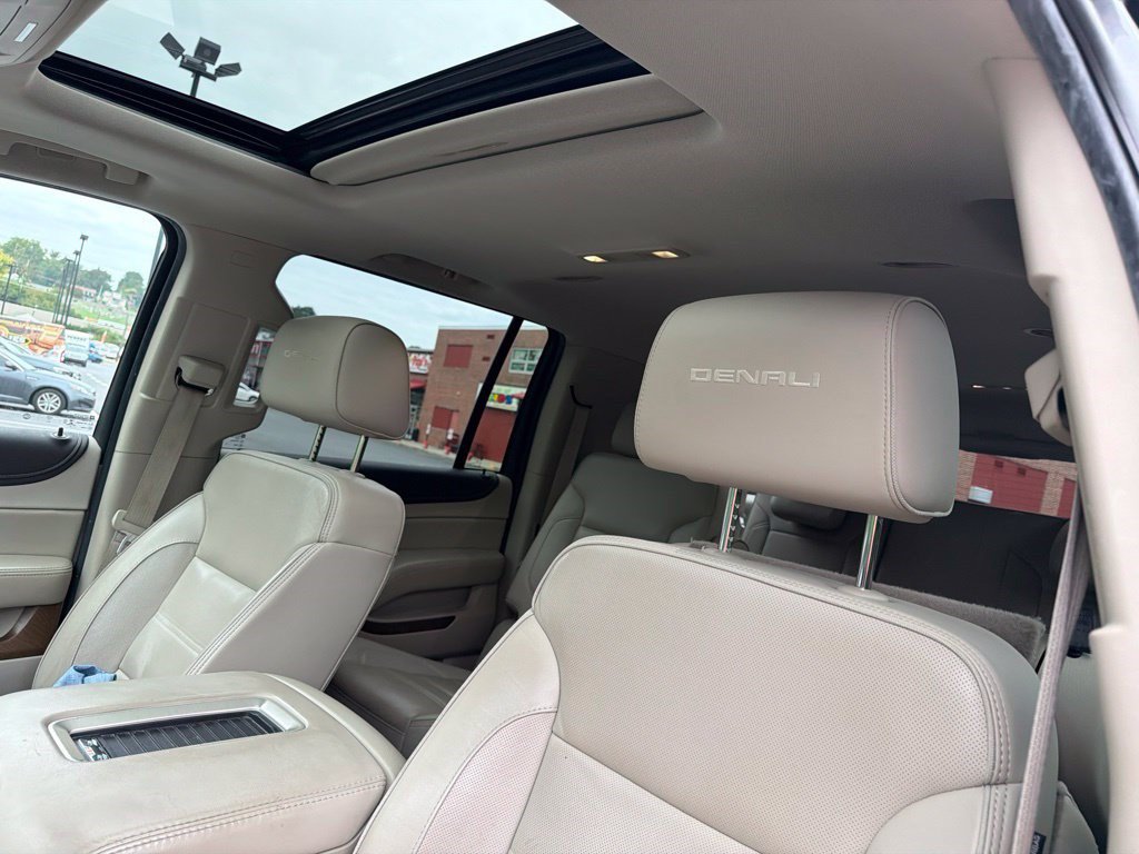 Used 2020 GMC Yukon XL Denali w/ Denali Premium Package AWD/4WD image 9