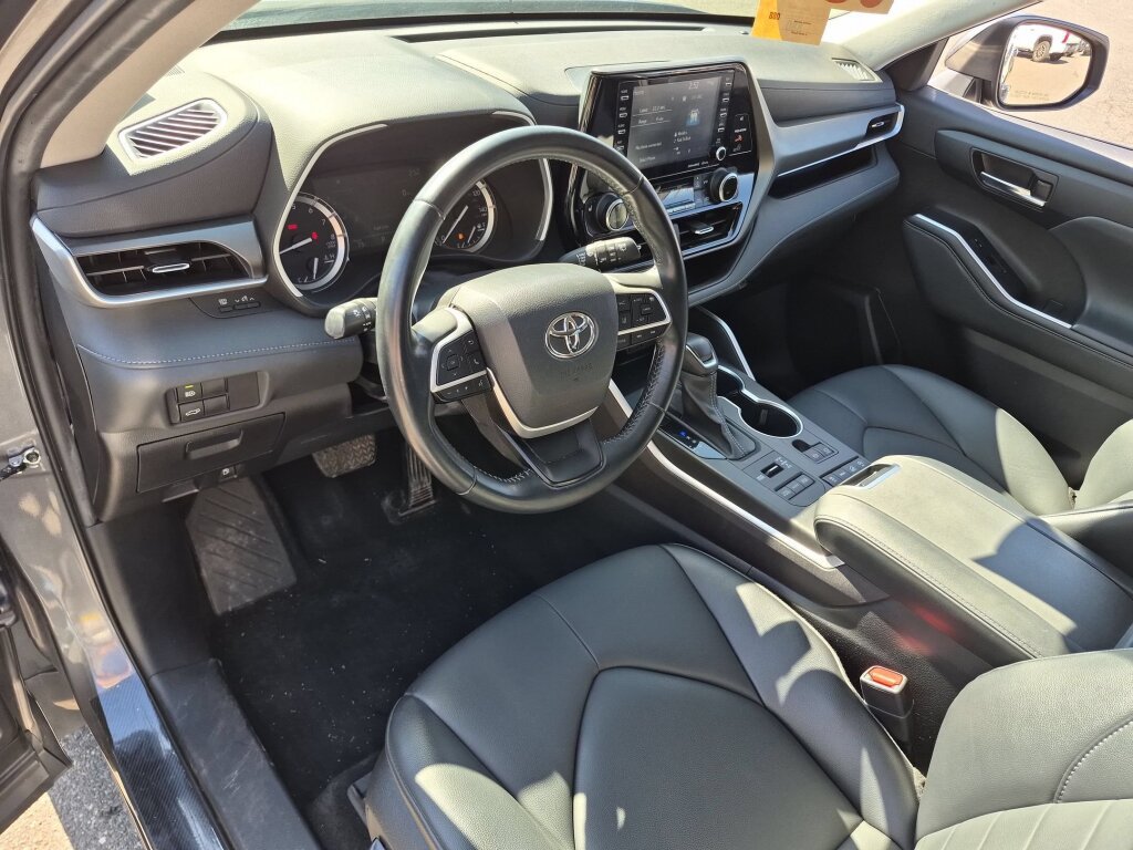 Certified 2022 Toyota Highlander XLE AWD/4WD image 13