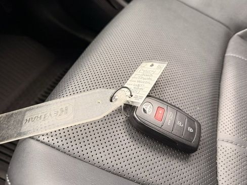 Used 2023 Toyota Venza Limited image 29