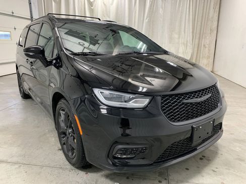 Used 2025 Chrysler Pacifica Limited image 2