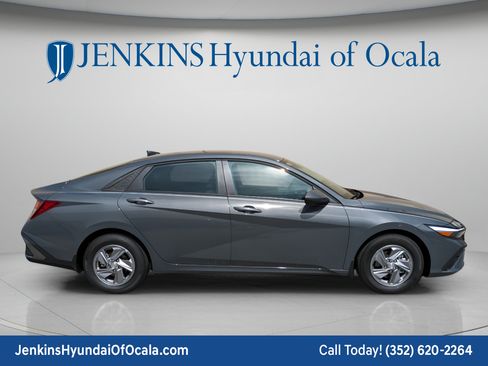 New 2026 Hyundai Elantra SE FWD image 2