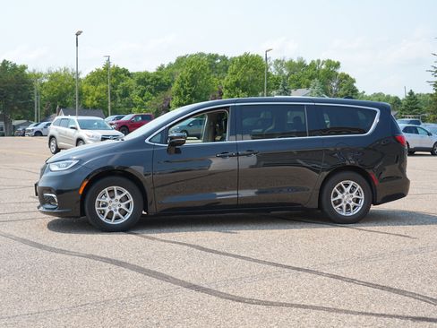 Used 2024 Chrysler Pacifica Touring-L FWD image 7
