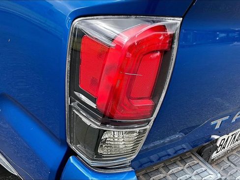 Used 2017 Toyota Tacoma Limited RWD image 33
