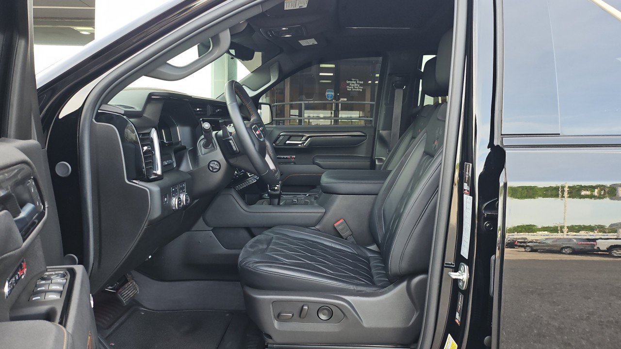 Used 2025 GMC Sierra 1500 AT4 w/ AT4 Premium Package AWD/4WD image 12