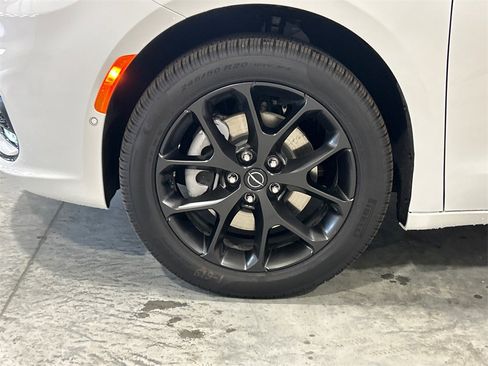 New 2026 Chrysler Pacifica Limited w/ S Appearance Package image 11