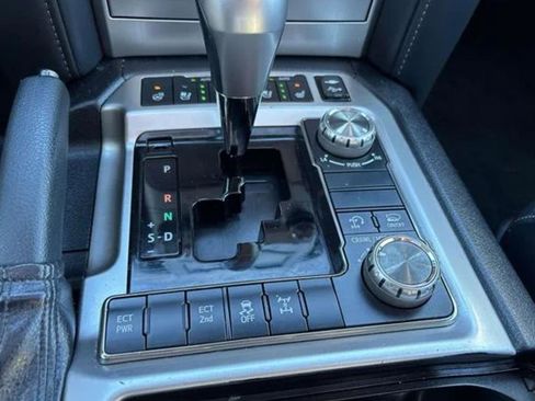 Used 2019 Toyota Land Cruiser image 17