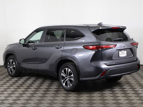 Used 2023 Toyota Highlander XLE FWD image 10