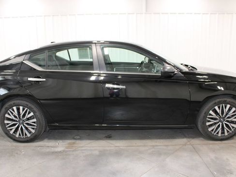 Used 2024 Nissan Altima 2.5 SV FWD image 11