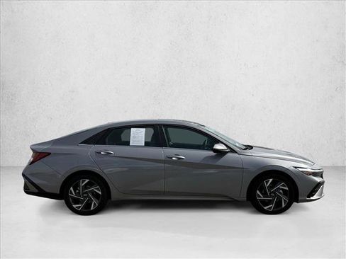 Certified 2025 Hyundai Elantra Limited FWD image 4
