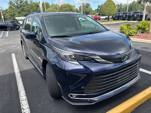 Used 2024 Toyota Sienna XLE AWD/4WD image 1