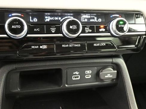 Used 2025 Honda Pilot EX-L image 11