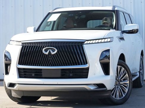 Used 2025 INFINITI QX80 Sensory image 3