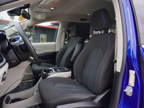 Used 2021 Chrysler Pacifica Touring image 20