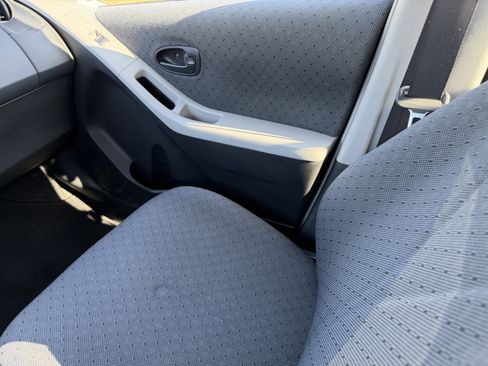 Used 2010 Toyota Yaris 4-Door Hatchback image 14