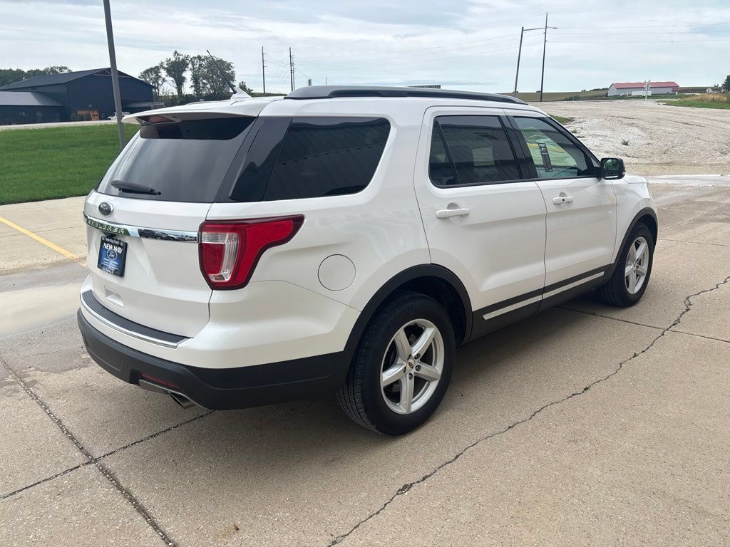Used 2018 Ford Explorer XLT w/ Equipment Group 202A FWD image 4