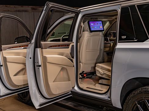 Used 2026 Cadillac Escalade ESV Platinum Sport w/ LPO, Floor Liner Package AWD/4WD image 28