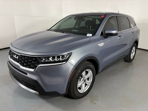Used 2023 Kia Sorento LX image 4
