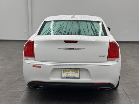 Used 2018 Chrysler 300 Touring w/ Chrome Appearance Package RWD image 3