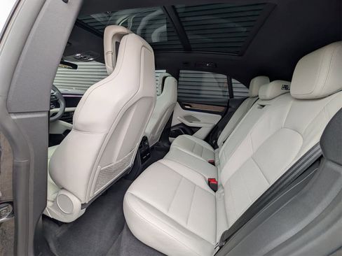 Used 2024 Porsche Macan 4 Electric image 6