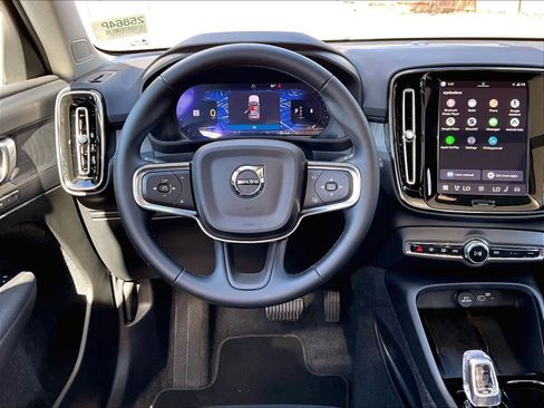 Used 2025 Volvo XC40 B5 Plus image 8