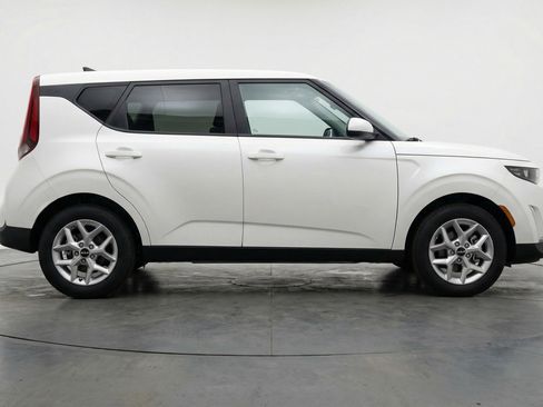 Used 2025 Kia Soul LX w/ LX Technology Package image 11