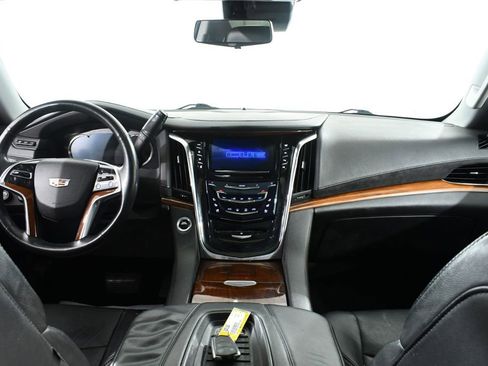 Used 2018 Cadillac Escalade Luxury AWD/4WD image 7