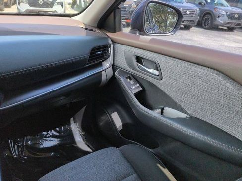 Certified 2022 Nissan Rogue SV FWD image 17