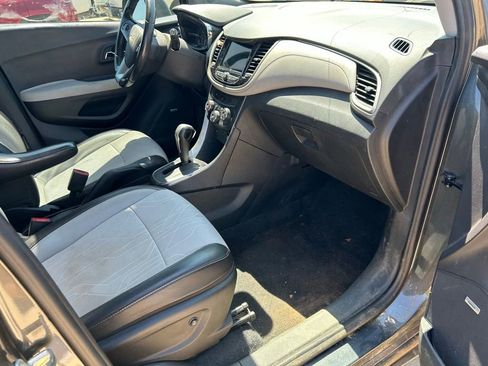 Used 2019 Chevrolet Trax LT w/ Sun & Sound Package FWD image 12