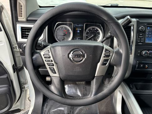 Used 2017 Nissan Titan SV image 10