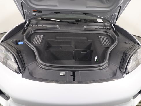 New 2026 Porsche Macan Electric RWD image 22