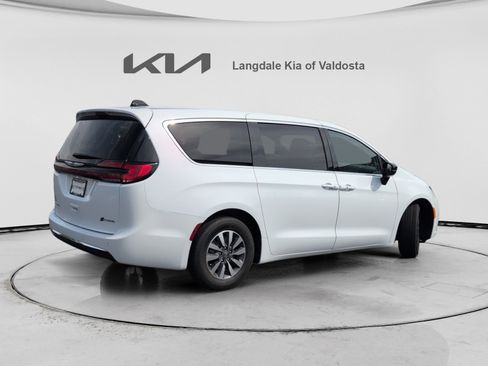 Used 2024 Chrysler Pacifica Limited FWD image 4