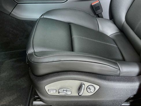 Certified 2025 Porsche Macan AWD/4WD image 12