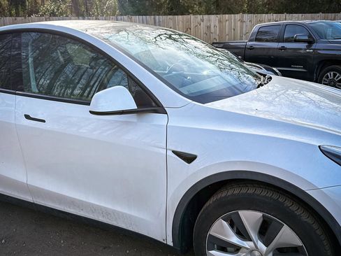 Used 2021 Tesla Model Y Long Range image 16
